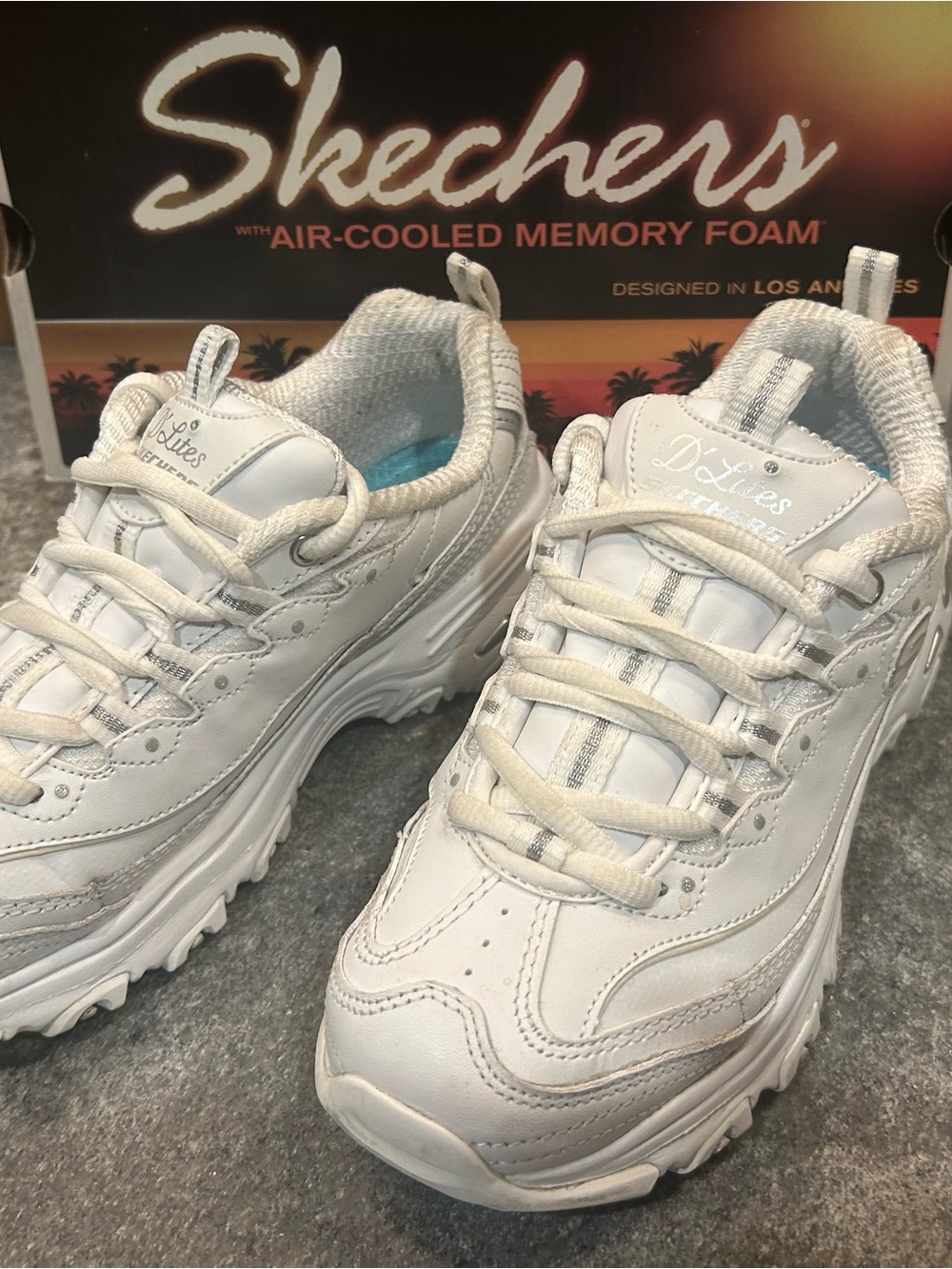 Skechers D’Lites Fresh Start White Silver Chunky Sneakers Women’s 6.5